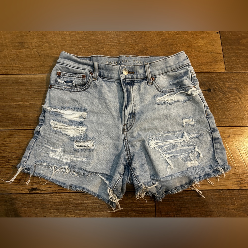 AE STRIGID super high-waisted relaxed denim short - size 2  light tinted wash